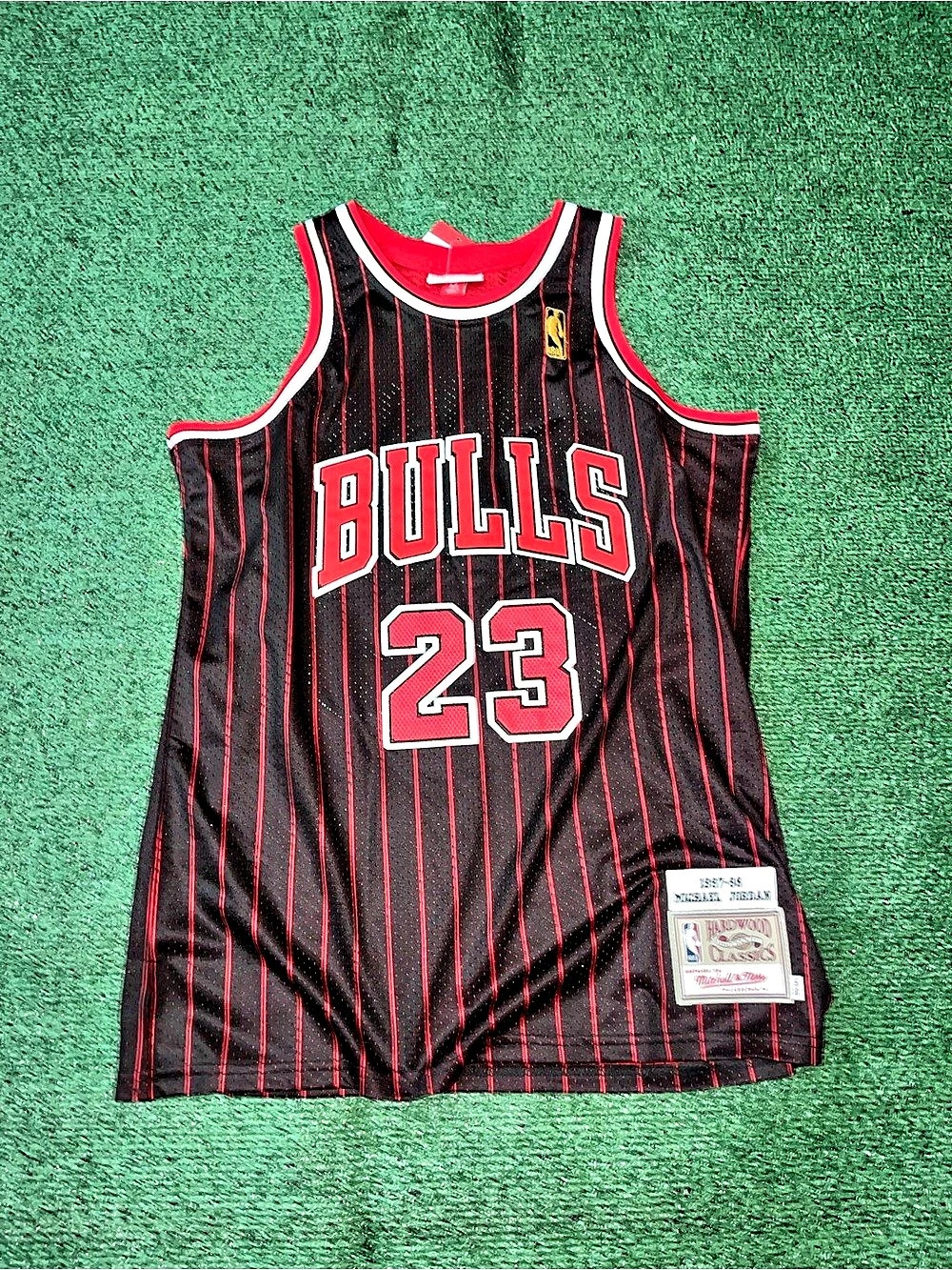 Mitchell & Ness Chicago Bulls Alternate 1997-98 Michael Jersey